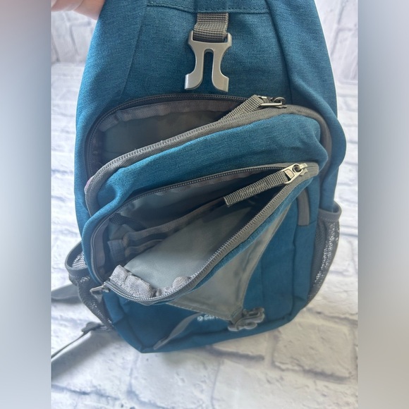 G4Free Sporty Blue Backpack with Durable Fabric and Multiple Compartments. - Picture 3 of 6